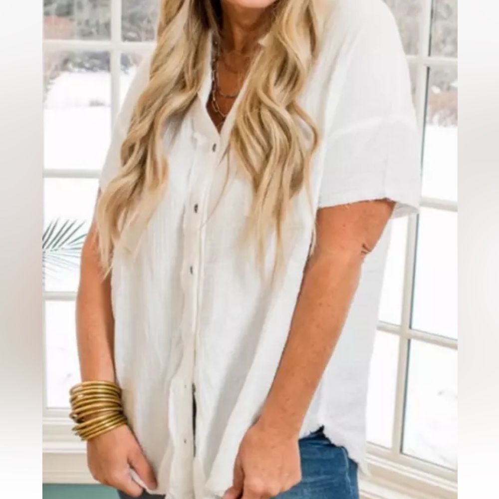 NWOT - WHITE GAUZE BUTTON DOWN RAW EDGE SHORT SLEEVE SHIRT - ZENANA - SMALL